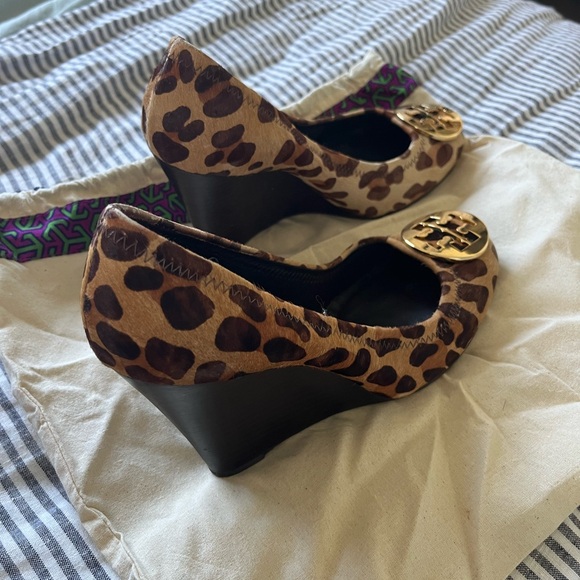 Tory Burch EUC calf hair leopard high heel wedge 8 - Picture 3 of 4